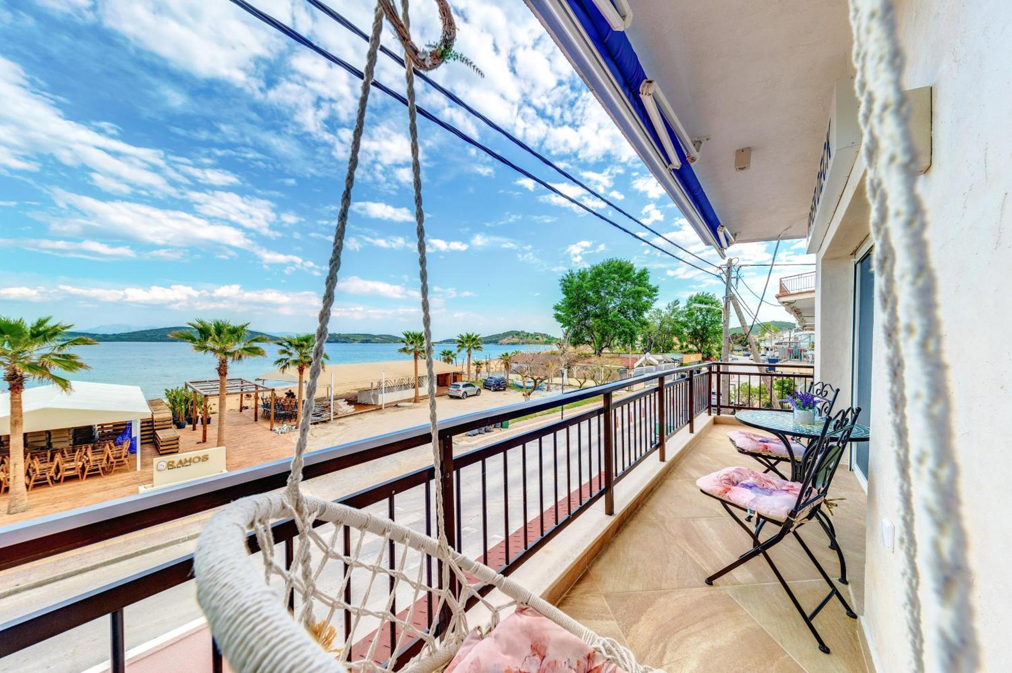 Апартаменты Upper Deck Apt. Неа-Перамос Экстерьер фото